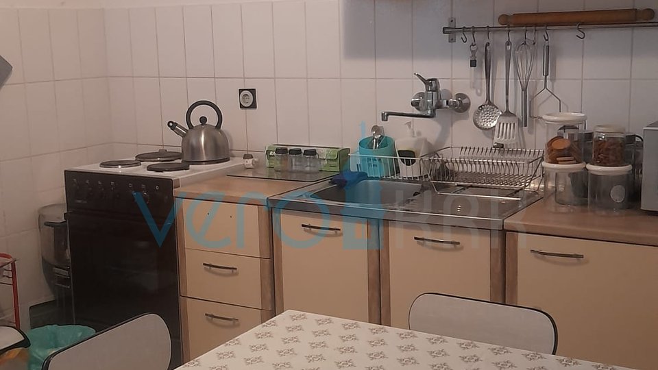 Njivice, otok Krk, dvojček s 3 apartmaji, vrt, pogled na morje, prodamo