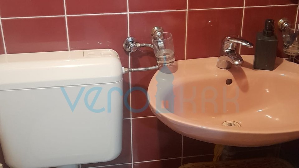 Njivice, otok Krk, dvojček s 3 apartmaji, vrt, pogled na morje, prodamo