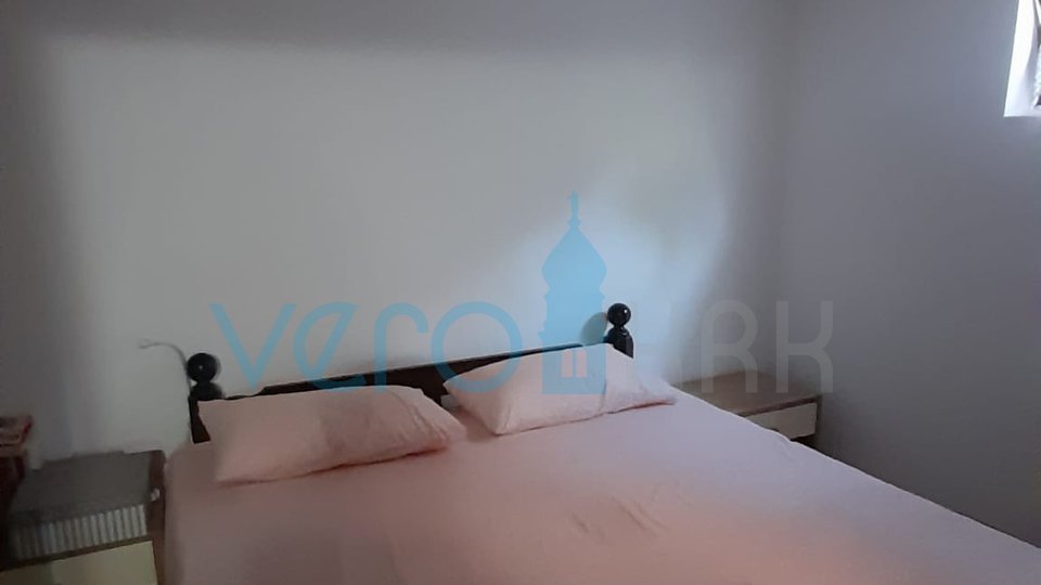 Njivice, otok Krk, dvojček s 3 apartmaji, vrt, pogled na morje, prodamo