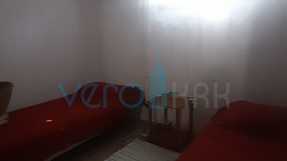 Njivice, otok Krk, dvojček s 3 apartmaji, vrt, pogled na morje, prodamo