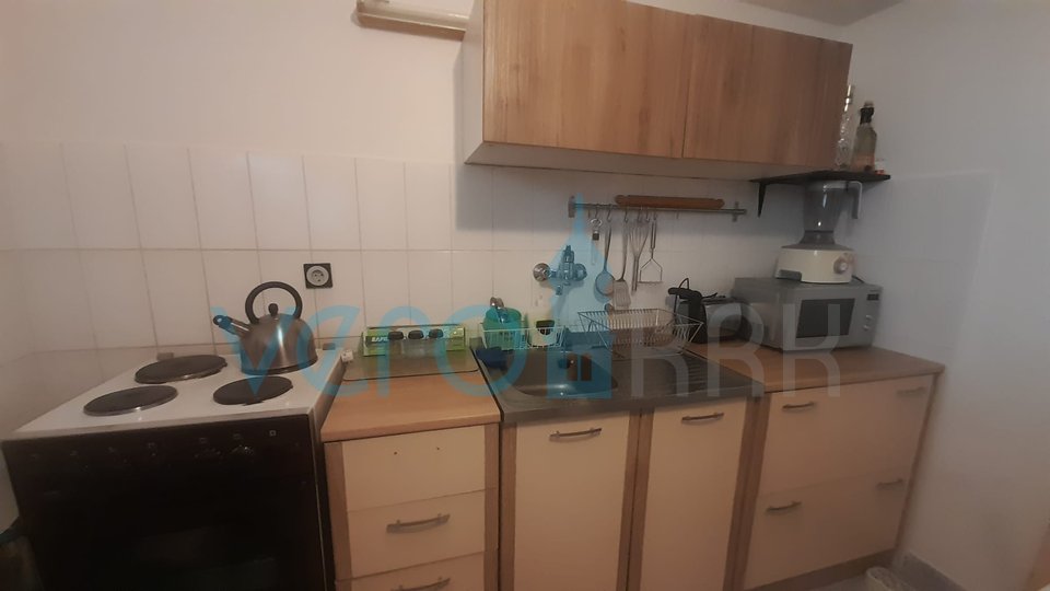 Njivice, otok Krk, dvojček s 3 apartmaji, vrt, pogled na morje, prodamo