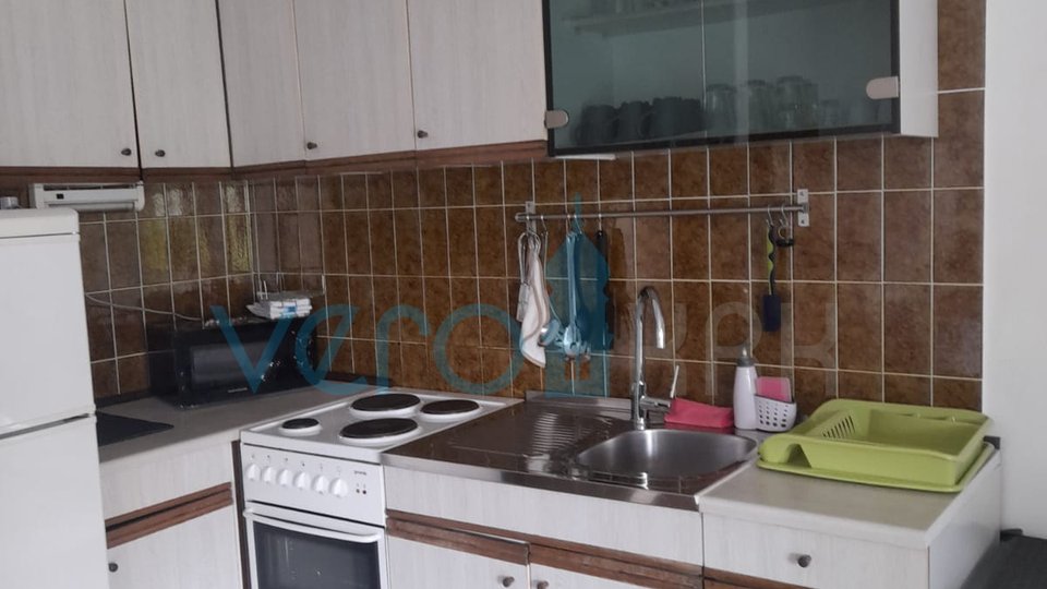 Njivice, otok Krk, dvojček s 3 apartmaji, vrt, pogled na morje, prodamo