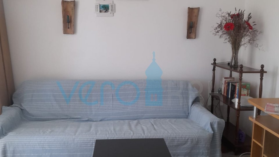 Njivice, otok Krk, dvojček s 3 apartmaji, vrt, pogled na morje, prodamo