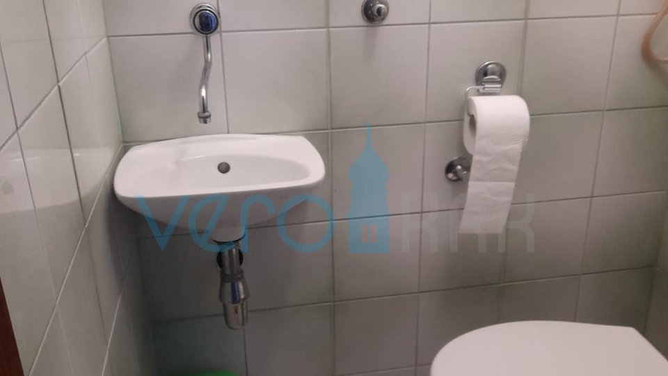 Njivice, otok Krk, dvojček s 3 apartmaji, vrt, pogled na morje, prodamo