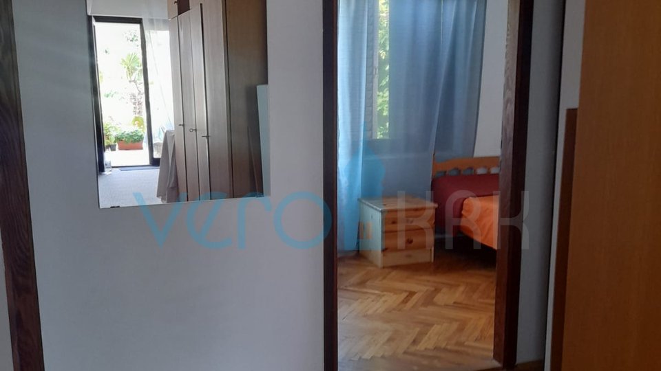 Njivice, otok Krk, dvojček s 3 apartmaji, vrt, pogled na morje, prodamo