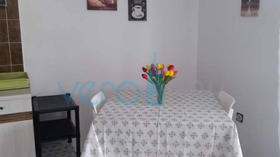 Njivice, otok Krk, dvojček s 3 apartmaji, vrt, pogled na morje, prodamo