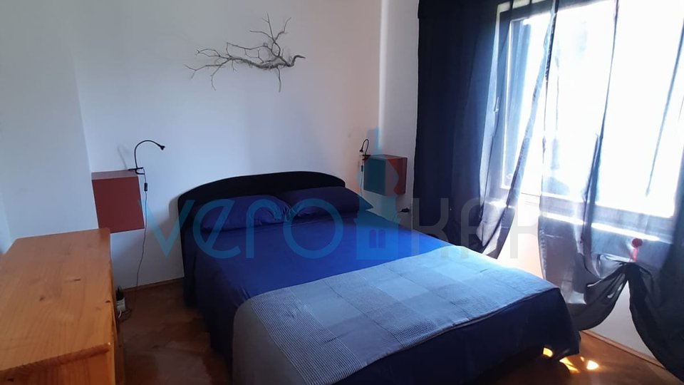 Njivice, otok Krk, dvojček s 3 apartmaji, vrt, pogled na morje, prodamo