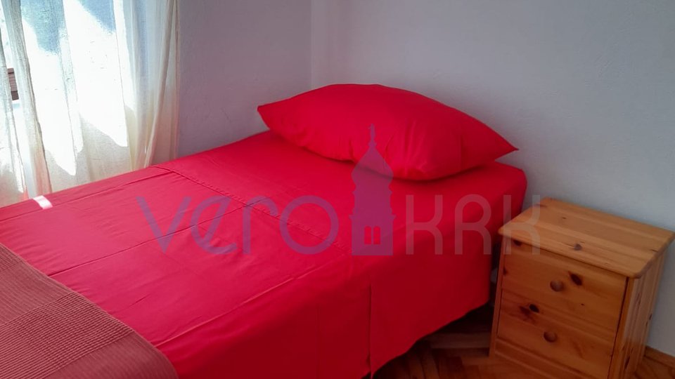 Njivice, otok Krk, dvojček s 3 apartmaji, vrt, pogled na morje, prodamo