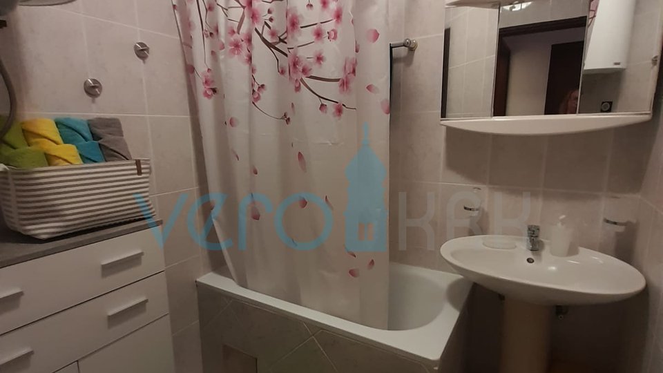 Njivice, otok Krk, dvojček s 3 apartmaji, vrt, pogled na morje, prodamo