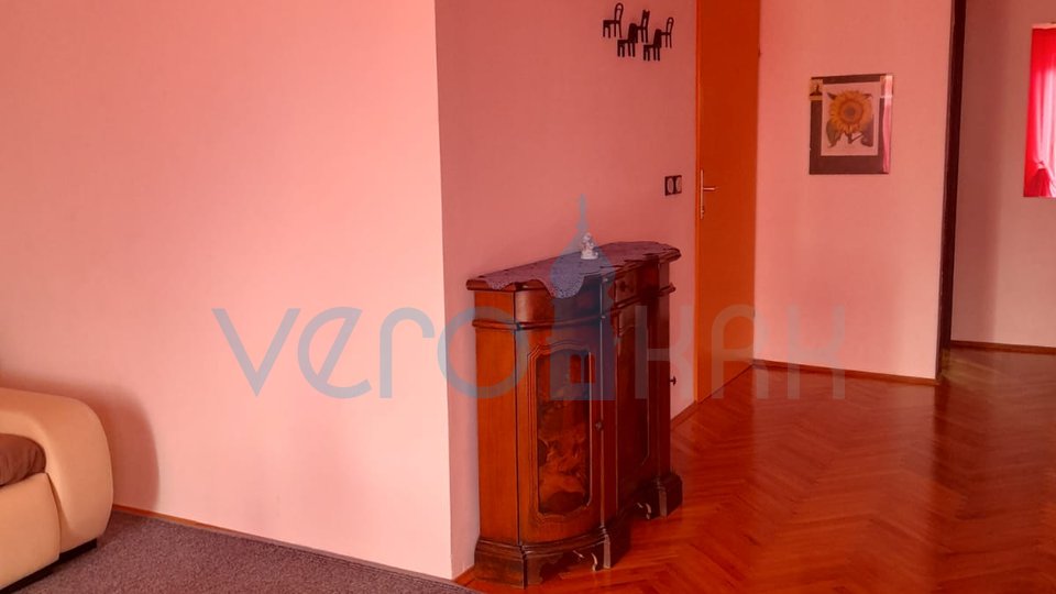 Njivice, otok Krk, dvojček s 3 apartmaji, vrt, pogled na morje, prodamo