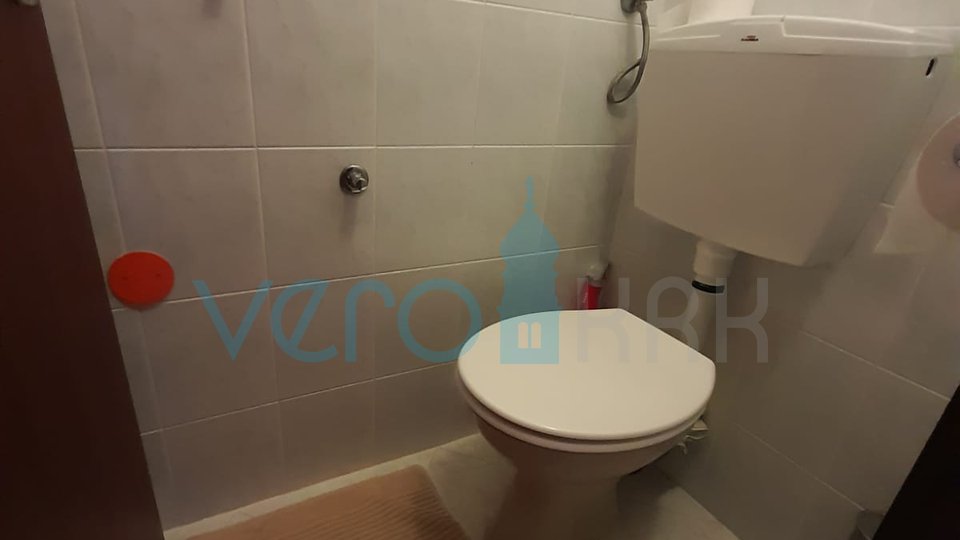 Njivice, otok Krk, dvojček s 3 apartmaji, vrt, pogled na morje, prodamo