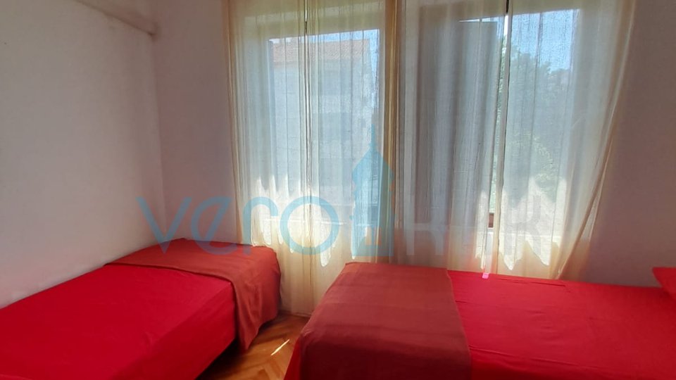 Njivice, otok Krk, dvojček s 3 apartmaji, vrt, pogled na morje, prodamo