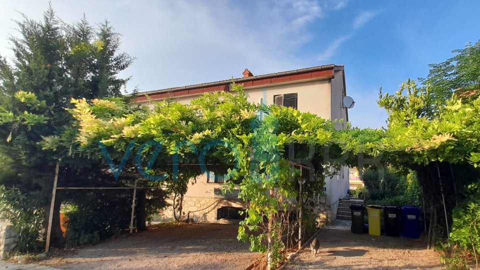 Njivice, isola di Krk, casa bifamiliare con 3 appartamenti, giardino, vista mare, in vendita