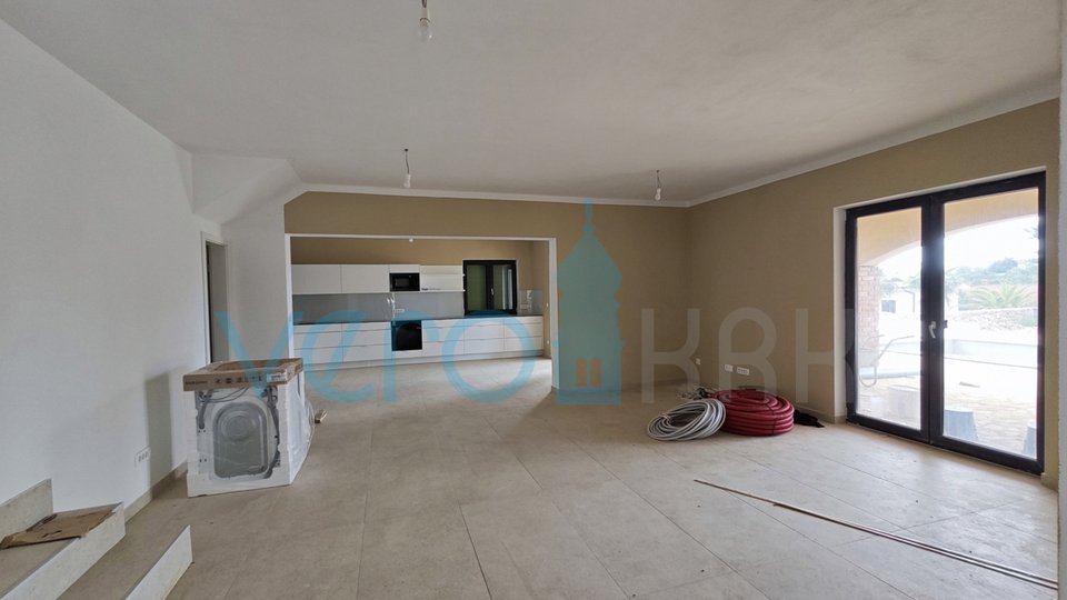 Krk, okolica, Samostojeća vila 228m2 sa bazenom i okućnicom, prodaja