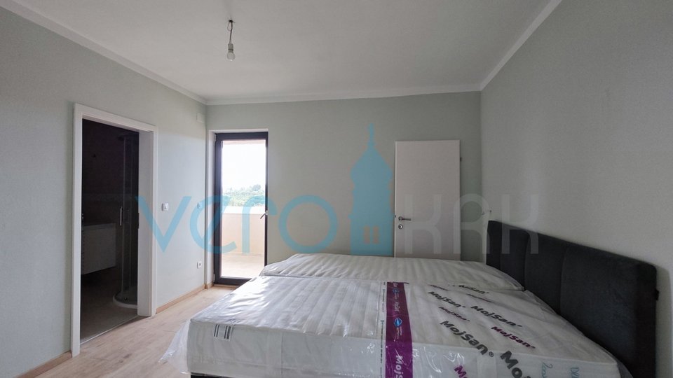 Krk, okolica, Samostojna vila 228m2 z bazenom in vrtom, prodamo