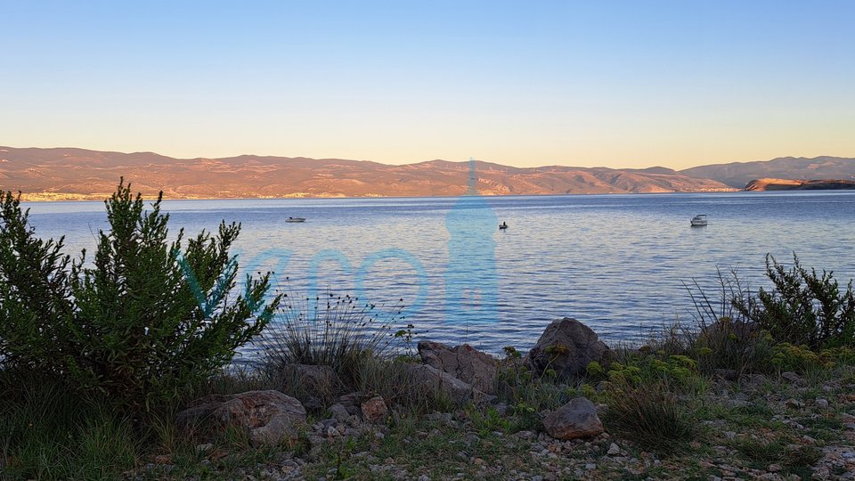 Insel Krk, Vrbnik, Umgebung, Baugrundstück 885 m2 mit Baugenehmigung, zu verkaufen