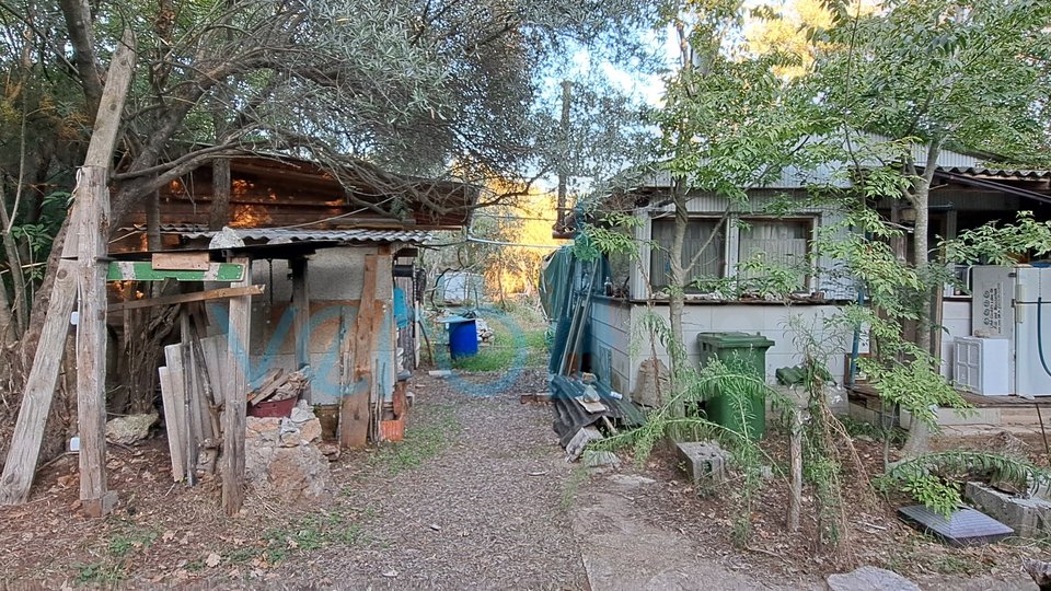 Insel Krk, Vrbnik, Umgebung, Baugrundstück 885 m2 mit Baugenehmigung, zu verkaufen