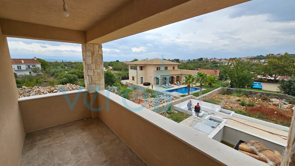 Krk, okolica, Samostojeća vila 228m2 sa bazenom i okućnicom, prodaja