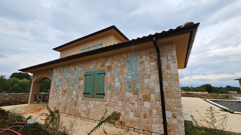 Krk, okolica, Samostojeća vila 228m2 sa bazenom i okućnicom, prodaja