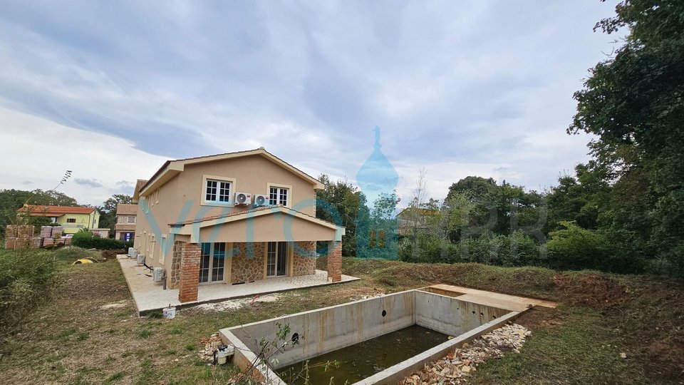 Vrbnik, Risika, Casa indipendente con due appartamenti e piscina, in vendita