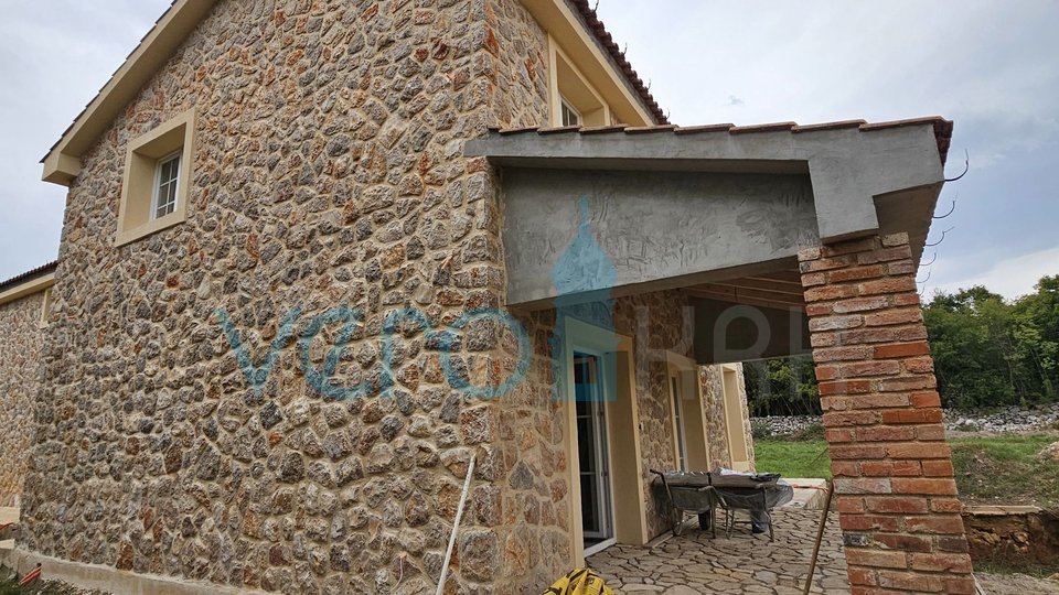 Vrbnik, Risika, Samostojeća kuća sa dva stana i bazenom, prodaja