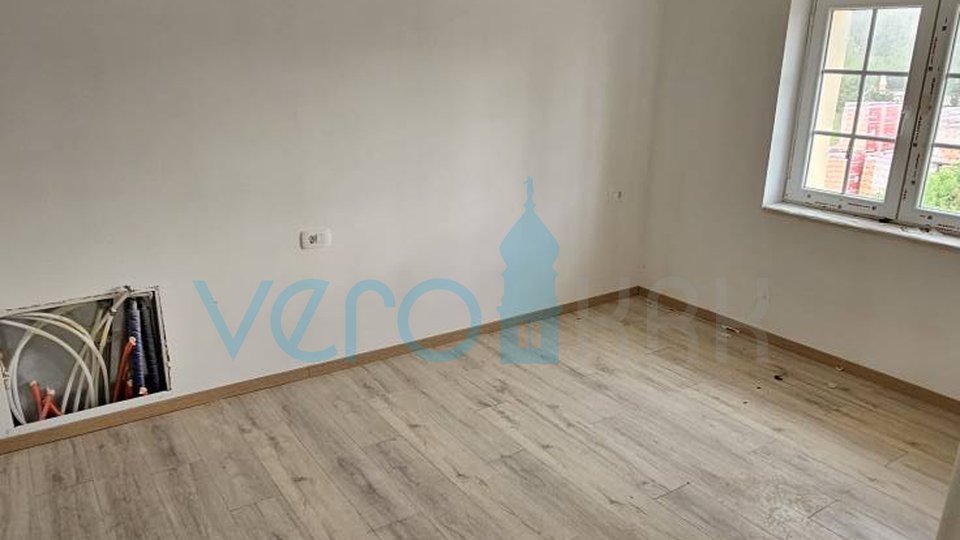 Vrbnik, Risika, Samostojna hiša z dvema apartmajema in bazenom, prodamo