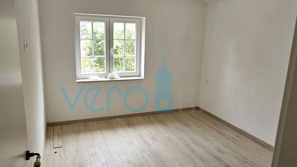 Vrbnik, Risika, Samostojna hiša z dvema apartmajema in bazenom, prodamo