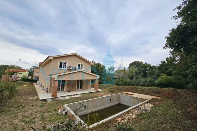 Vrbnik, Risika, casa bifamiliare 150m2 con piscina, in vendita