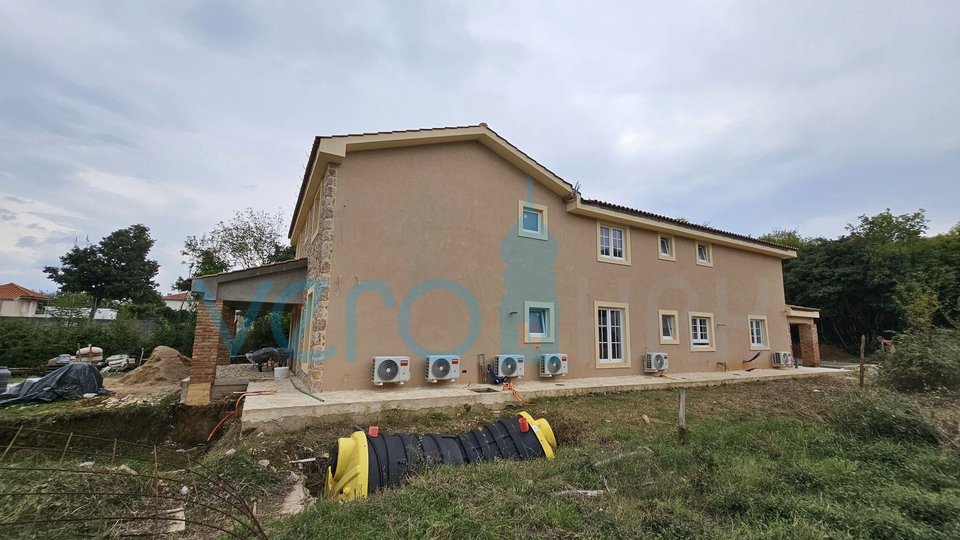 Vrbnik, Risika, casa bifamiliare 150m2 con piscina, in vendita