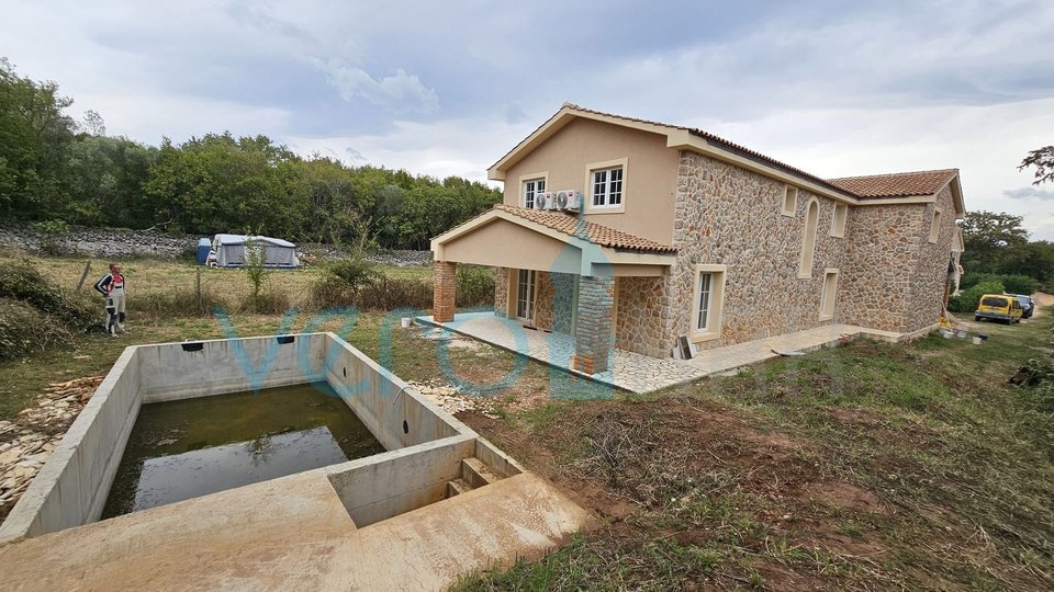 Vrbnik, Risika, casa bifamiliare 150m2 con piscina, in vendita