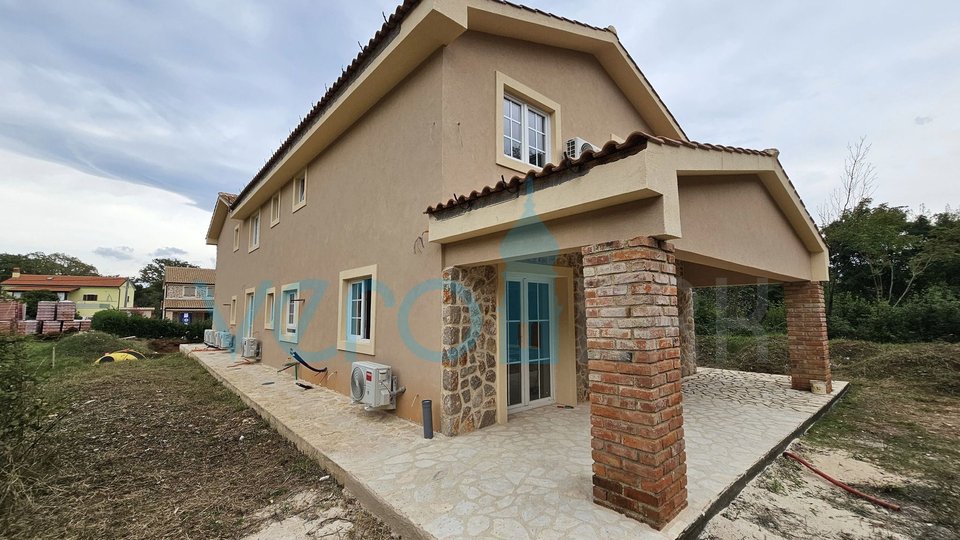 Vrbnik, Risika, casa bifamiliare 150m2 con piscina, in vendita