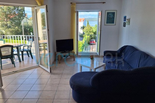 Otok Krk, Malinska, okolica, dvosobni apartma 59 m2, delni pogled, terasa, prodamo