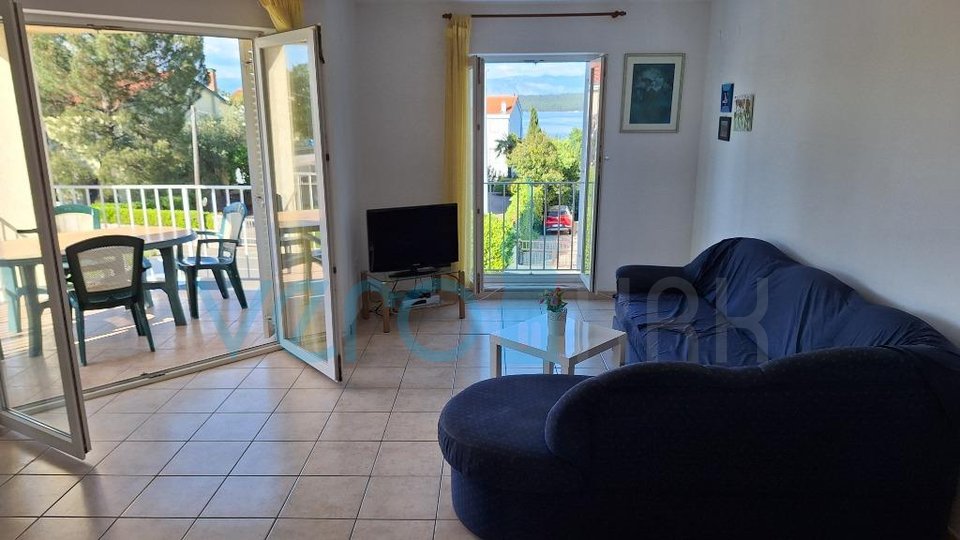 Insel Krk, Malinska, Umgebung, Zweizimmerwohnung 59 m2, Teilblick, Terrasse, zu verkaufen