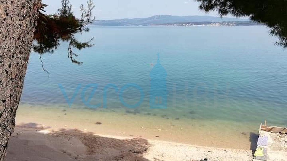 Umgebung von Zadar, Posedarje, Etage eines Hauses mit zwei Wohnungen und Meerblick, 200 m zum Strand, zu verkaufen