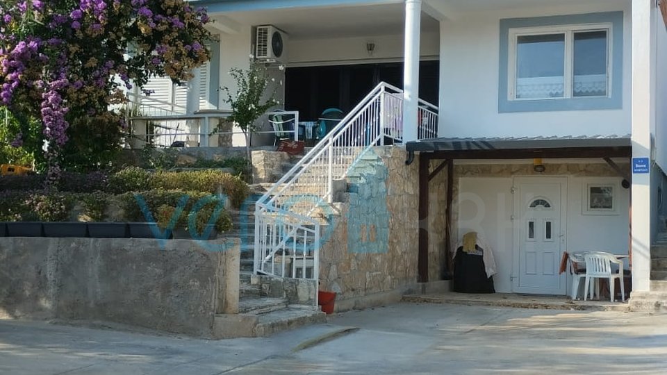 Umgebung von Zadar, Posedarje, Etage eines Hauses mit zwei Wohnungen und Meerblick, 200 m zum Strand, zu verkaufen