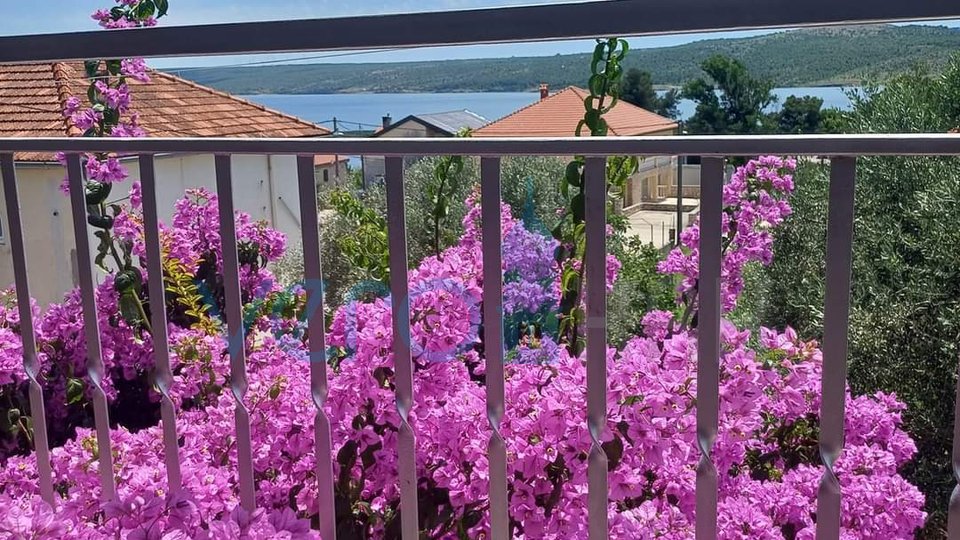 Umgebung von Zadar, Posedarje, Etage eines Hauses mit zwei Wohnungen und Meerblick, 200 m zum Strand, zu verkaufen