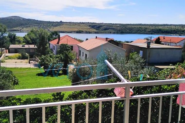 Umgebung von Zadar, Posedarje, Etage eines Hauses mit zwei Wohnungen und Meerblick, 200 m zum Strand, zu verkaufen