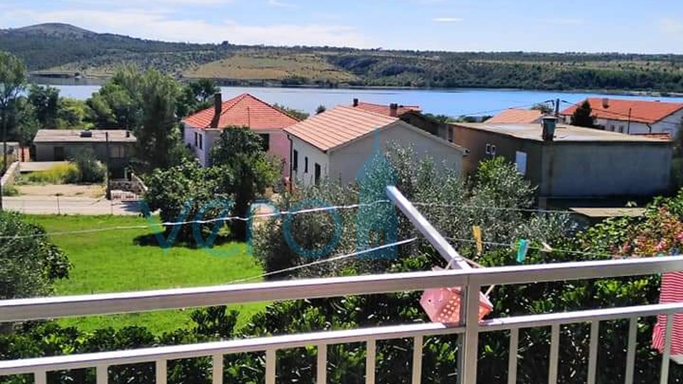 Umgebung von Zadar, Posedarje, Etage eines Hauses mit zwei Wohnungen und Meerblick, 200 m zum Strand, zu verkaufen