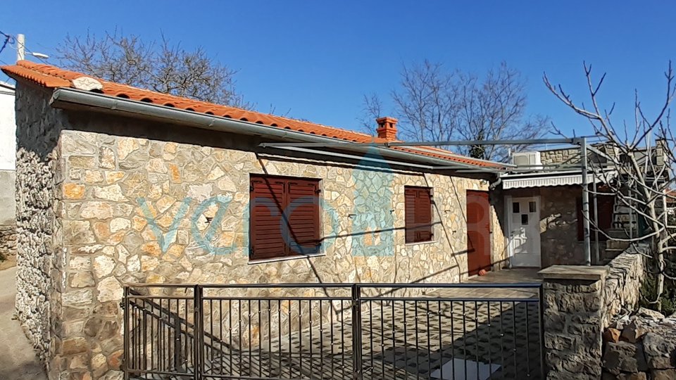 Mesto Krk, okolica, obnovljena kamnita hiša s teraso
