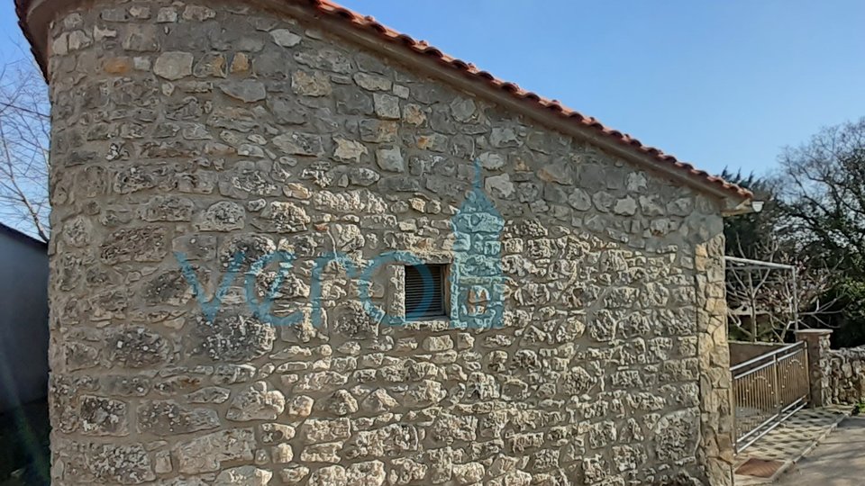 Mesto Krk, okolica, obnovljena kamnita hiša s teraso