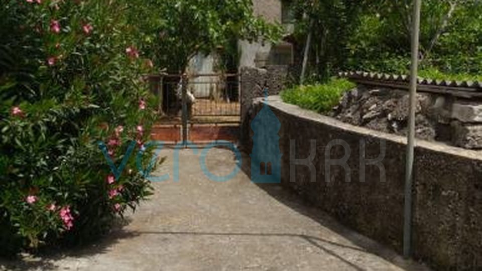 Krk town, surroundings, old house of 129m2 with a plot of 929m2