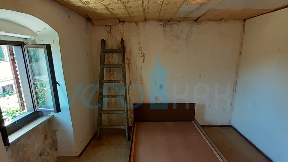 Krk town, surroundings, old house of 129m2 with a plot of 929m2