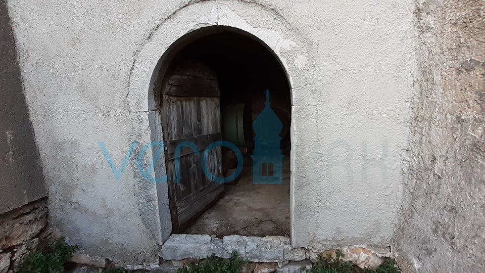 Linardići, island Krk, OPPORTUNITY! an indigenous property with two houses