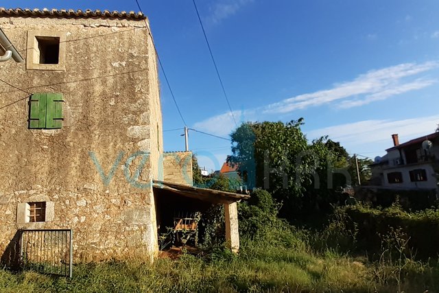 Otok Krk, Linardići, autohtona štala s garažom i parcelom