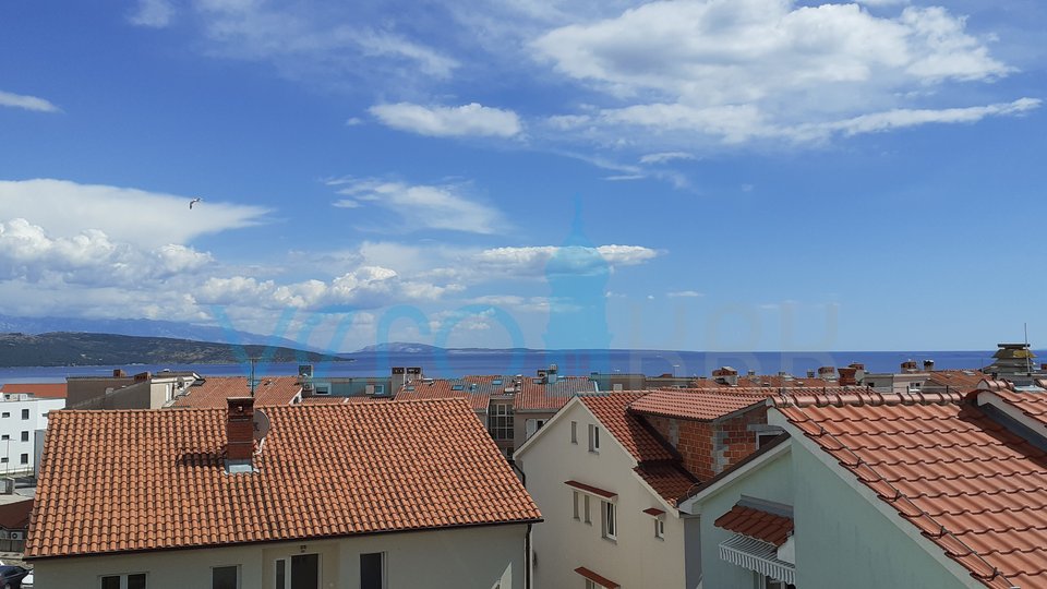 Grad Krk, apartman s pogledom na more i velikom okućnicom