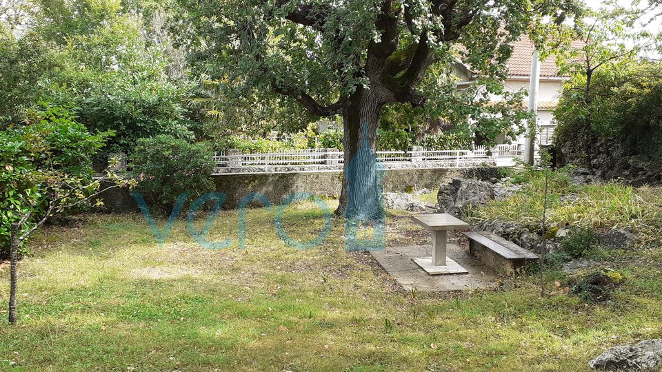 Otok Krk, okolica Dobrinje, samostojna hiša z velikim vrtom