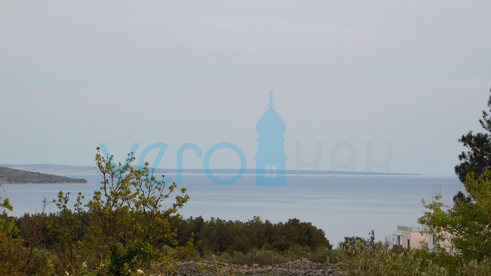 Otok Krk, Grad Krk, samostojeća kućica sa velikom okućnicom blizu mora