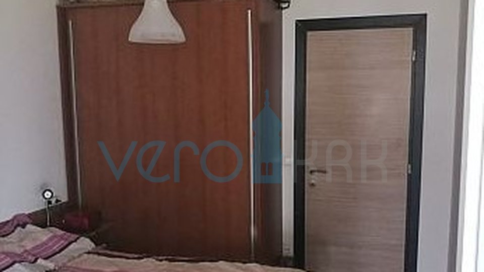 Njivice, isola di Krk, appartamento con due camere da letto 60m2, cortile 280m2, garage, vista, vendita