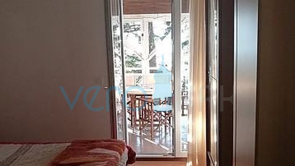 Njivice, isola di Krk, appartamento con due camere da letto 60m2, cortile 280m2, garage, vista, vendita