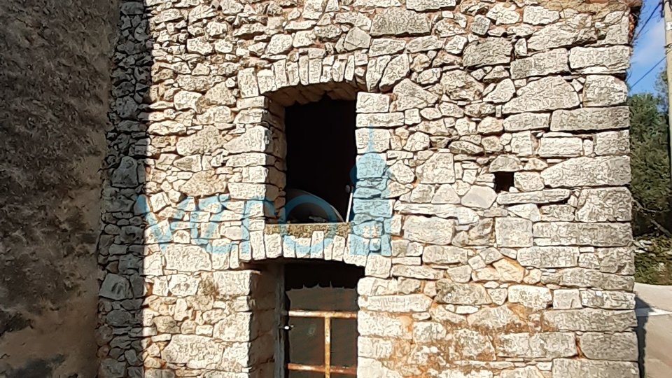 Grad Krk, šira okolica, stara autohtona kamena štala sa velikim imanjem